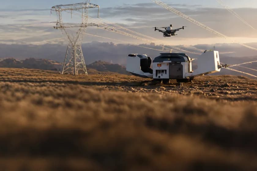 송전탑 옆 DJI Dock 과 점검 드론